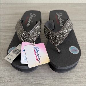 Skechers Yoga Foam Women’s Bling  Wedge Thong Flip Flop Size 8 NWT 31600